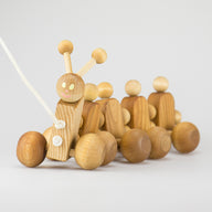 bio-spielzeug_lotes_toys_wackelraupe_zum_ziehen_03