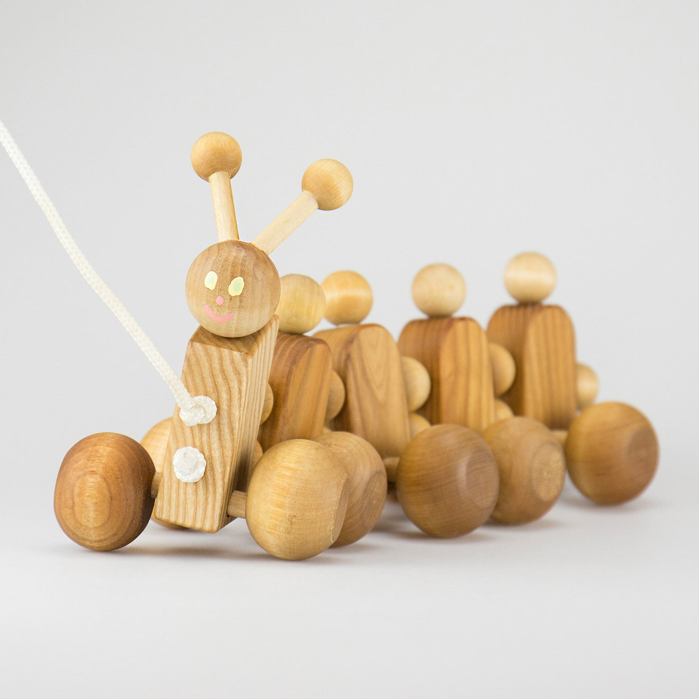 bio-spielzeug_lotes_toys_wackelraupe_zum_ziehen_03