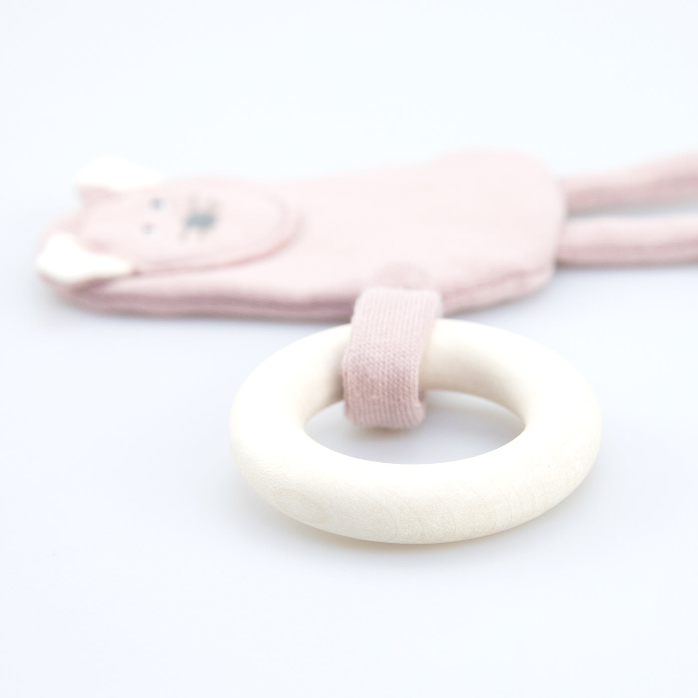 bio-spielzeug_wooly_organic_knisterkatze_mit_holzring_04